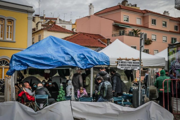 MOVIMENTO “A PÃO E ÁGUA” CRITICA GOVERNO E MANTÉM PROTESTO ATÉ SER RECEBIDO