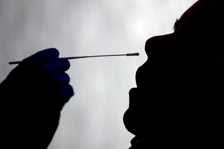 COVID-19: CADA DOENTE VOLTA A INFETAR, EM MÉDIA, MENOS DE UMA PESSOA