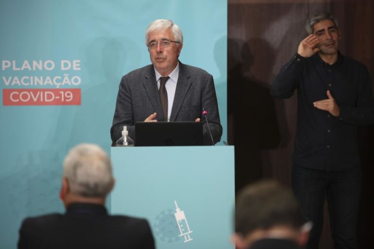 COVID-19: COORDENADOR DA ‘TASK-FORCE’ ALERTA QUE “SERIA UM ENORME ERRO” TORNAR VACINA OBRIGATÓRIA