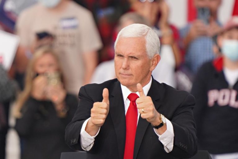 COVID-19: MIKE PENCE VACINA-SE “EM PÚBLICO” PARA “REFORÇAR CONFIANÇA”