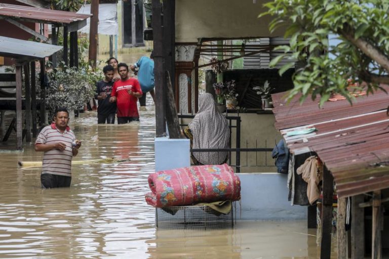 PELO MENOS CINCO MORTOS E 12.783 PESSOAS AFETADAS PELAS INUNDAÇÕES NA INDONÉSIA
