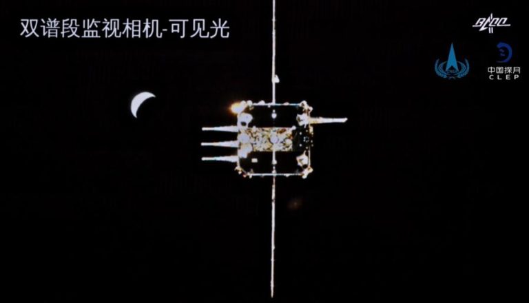CÁPSULA CHINESA COM AMOSTRAS DA LUA INICIA REGRESSO À TERRA