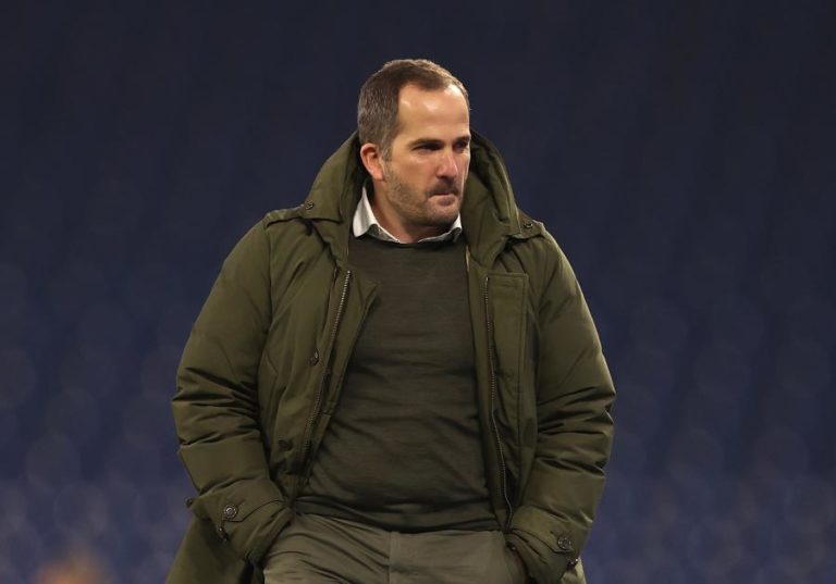 SCHALKE 04 DESPEDE TREINADOR MANUEL BAUM E FAZ REGRESSAR HUUB STEVENS