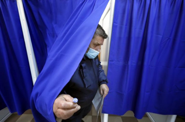 LIBERAIS PRÓ-EUROPEUS E SOCIAL DEMOCRATAS QUASE EMPATADOS NA ROMÉNIA