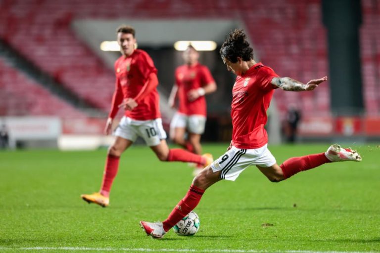 BENFICA VENCE PAÇOS DE FERREIRA COM GOLO NOS DESCONTOS