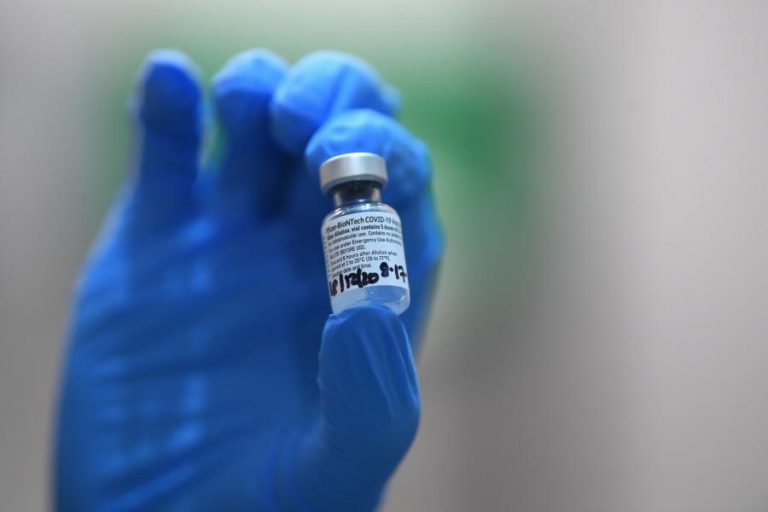 COVID-19: PRIMEIROS CAMIÕES PRONTOS PARA TRANSPORTAR A VACINA PFIZER PELOS EUA