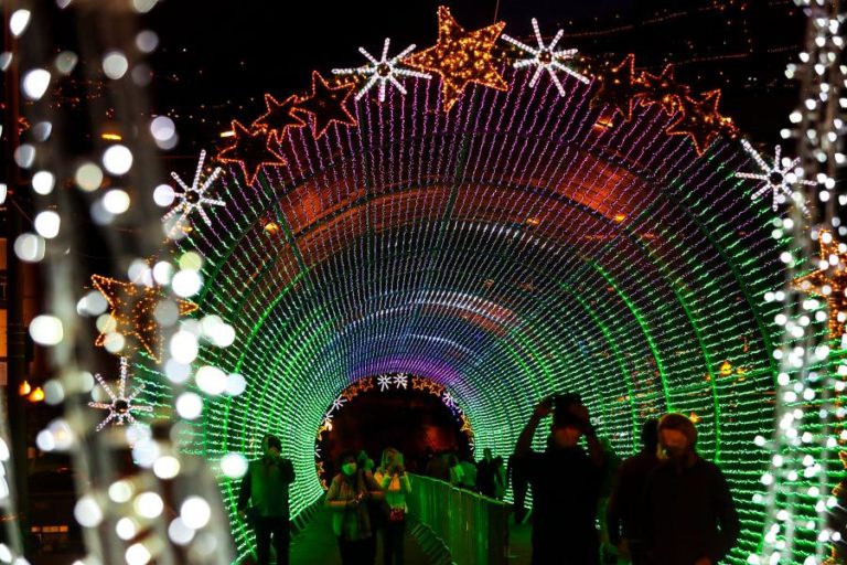 TÚNEL DE LUZ NO CAIS DO FUNCHAL ATRAI MILHARES DE PESSOAS