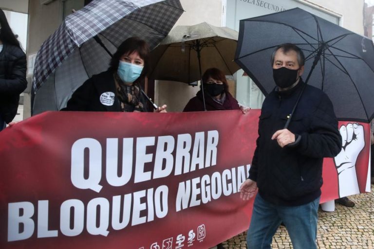 PROFESSORES ACUSAM GOVERNO DE IMPOR BLOQUEIO NEGOCIAL “INÉDITO EM DEMOCRACIA”