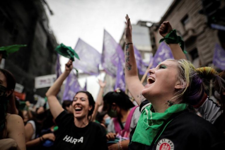 CÂMARA BAIXA DA ARGENTINA APROVA LEGALIZAÇÃO DO ABORTO QUE PASSA AO SENADO