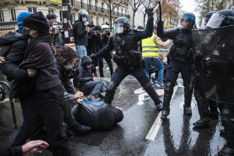 MAIS DE 100 PESSOAS DETIDAS EM PROTESTO EM PARIS