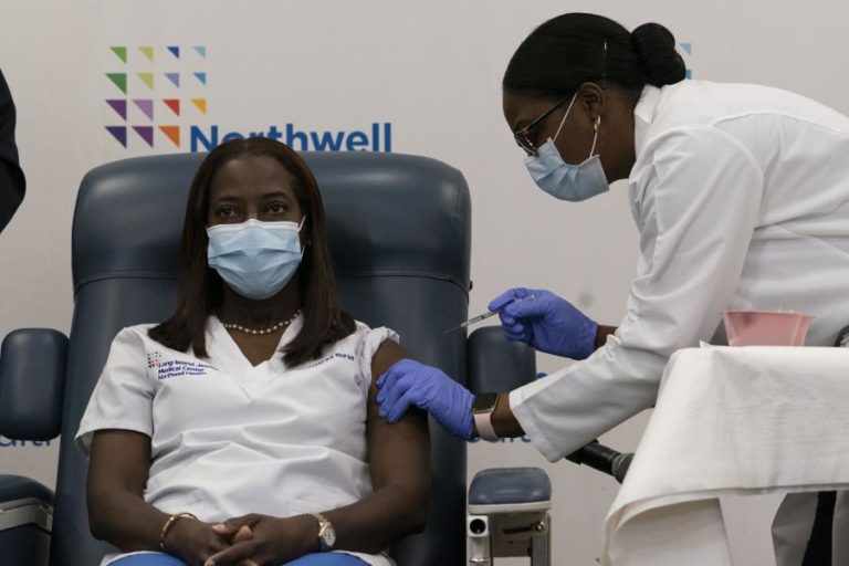 COVID-19: ENFERMEIRA DE NOVA IORQUE FOI A PRIMEIRA PESSOA NOS EUA A SER VACINADA