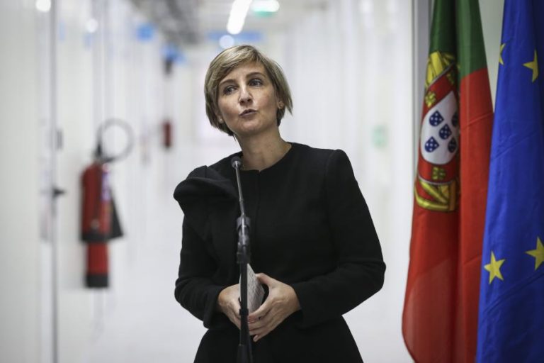 COVID-19: MINISTRA RECUSA PRAZO PARA IMUNIDADE DE GRUPO PARA EVITAR “MENSAGENS INCORRETAS”