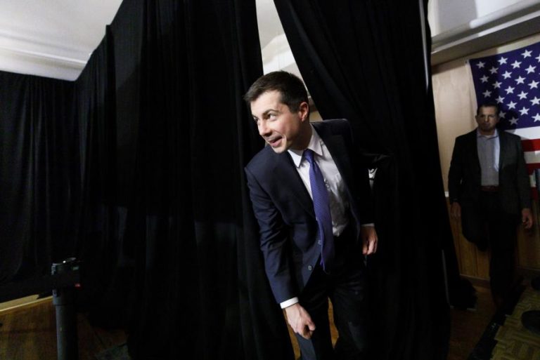 BIDEN ESCOLHE ANTIGO ADVERSÁRIO PETE BUTTIGIEG PARA SECRETÁRIO DOS TRANSPORTES