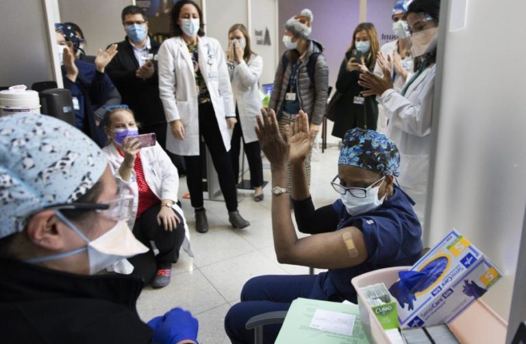 COVID-19: EUA REGISTAM 2.706 MORTOS E MAIS DE 248 MIL CASOS NAS ÚLTIMAS 24 HORAS