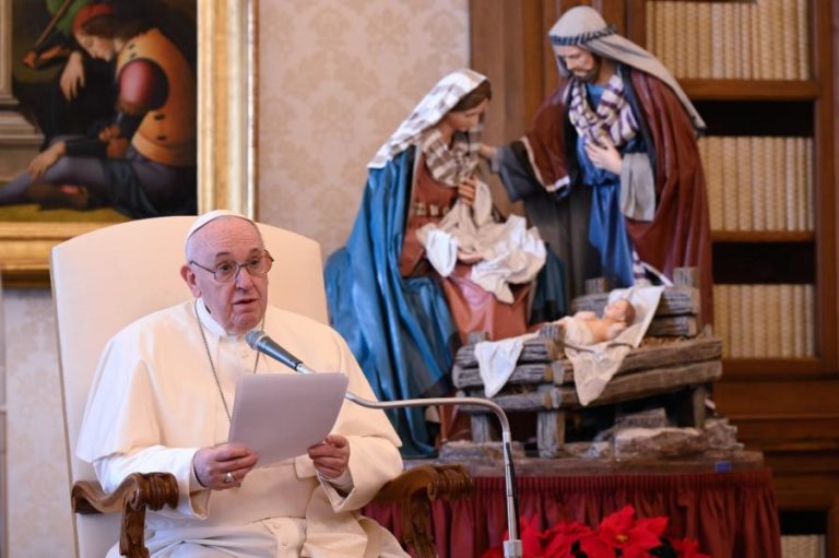 COVID-19: PAPA PEDE QUE RESTRIÇÕES FAÇAM DO NATAL UMA CELEBRAÇÃO MENOS CONSUMISTA