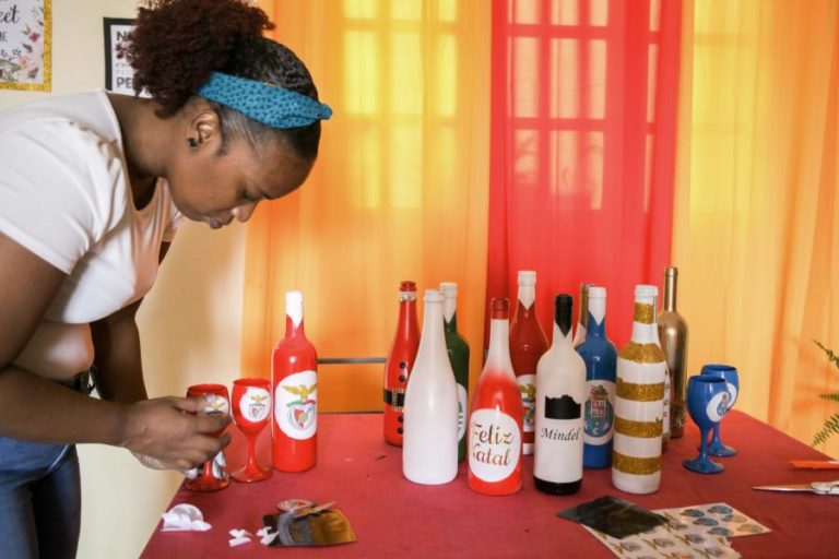CABO-VERDIANA PINTA E DÁ NOVA VIDA E COR ÀS GARRAFAS DE VIDRO USADAS