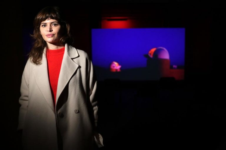 ALICIA KOPF USA TECNOLOGIA PARA REFLETIR EM EXPOSIÇÃO “SPECULATIVE INTIMACY”