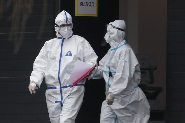 COVID-19: RÚSSIA REGISTA 26.000 MORTES ESTE MÊS, 186.000 DESDE JANEIRO