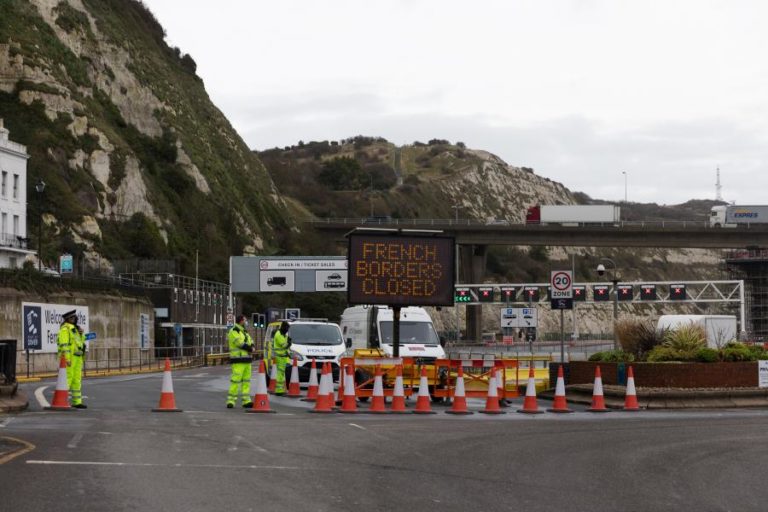 COVID-19: GOVERNO BRITÂNICO PEDE QUE CAMIONISTAS NÃO SE DIRIJAM A DOVER