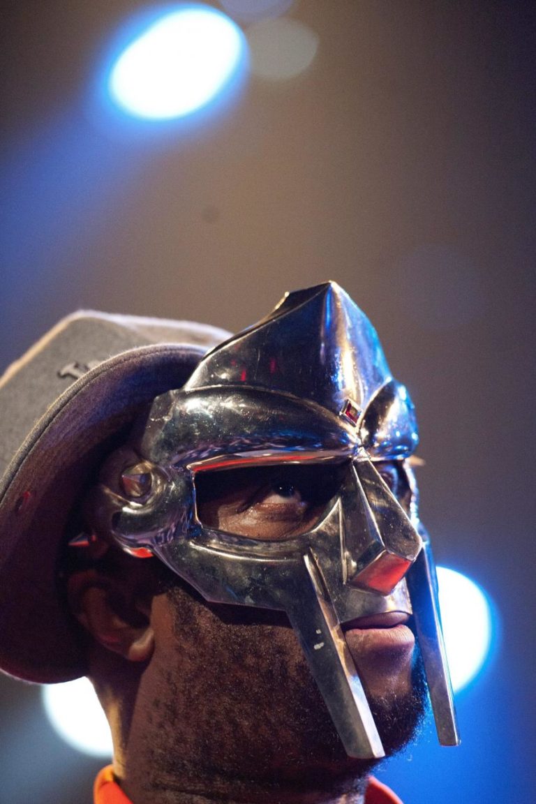 RAPPER E PRODUTOR BRITÂNICO MF DOOM MORREU AOS 49 ANOS