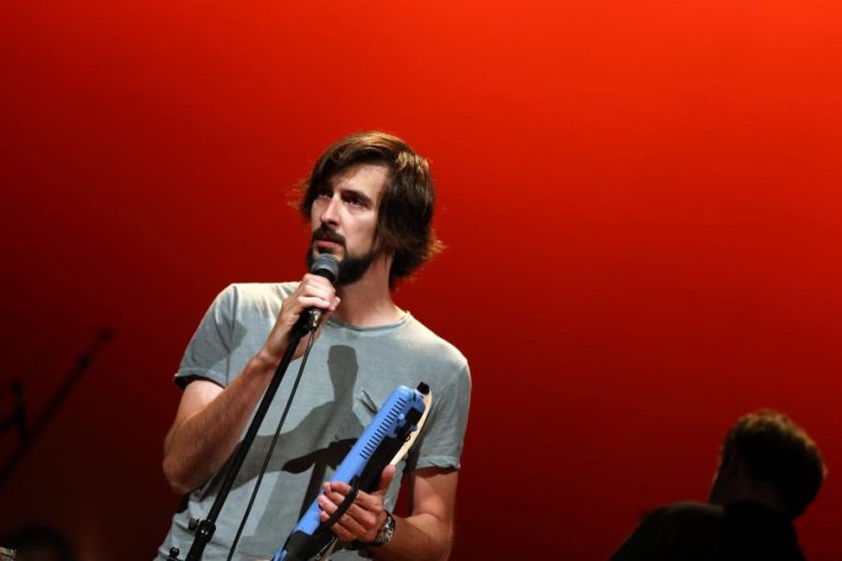 “COMO É QUE O BICHO MEXE” DE BRUNO NOGUEIRA REGRESSA HOJE À NOITE