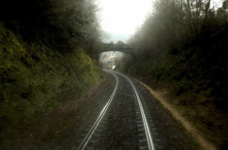 CIRCULAÇÃO FERROVIÁRIA NA LINHA DO NORTE TEMPORARIAMENTE CORTADA DEVIDO A COLISÃO COM AUTOMÓVEL