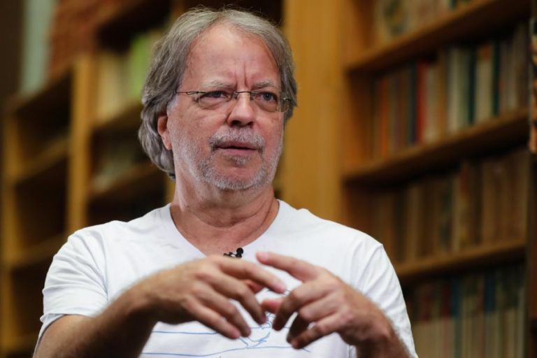 COVID-19: ESCRITOR MIA COUTO TESTA POSITIVO E APELA AO CUMPRIMENTO DE MEDIDAS DE PREVENÇÃO