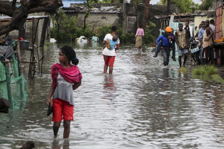 AUTORIDADES ALERTAM 140 FAMÍLIAS PARA FUGIREM À SUBIDA DO RIO BÚZI EM MOÇAMBIQUE