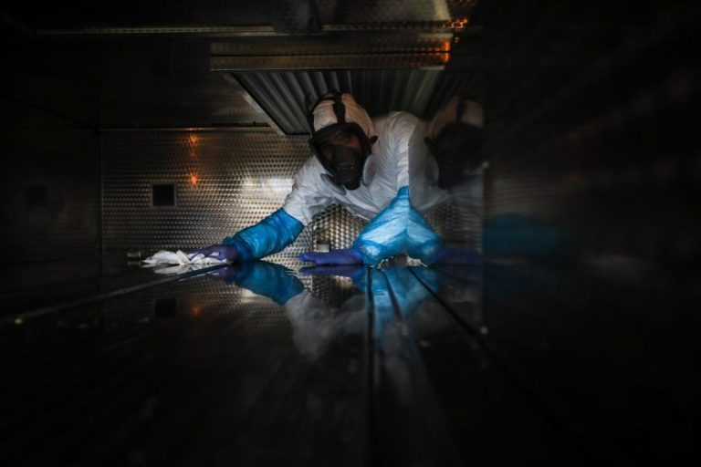 COVID-19: HOSPITAL DE AVEIRO REFORÇA MORGUE COM CONTENTOR DEVIDO A AUMENTO DE ÓBITOS