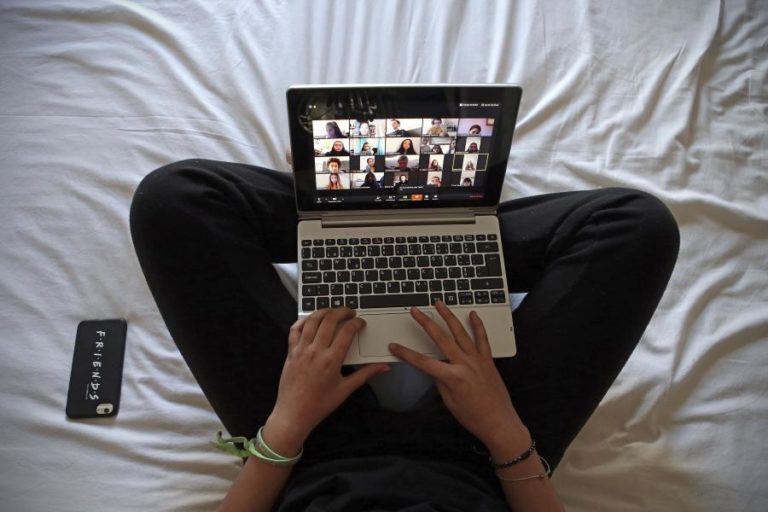 COVID-19: ESCOLAS AGUARDAM ORDENS DO GOVERNO PARA RETOMAR ENSINO ‘ONLINE’