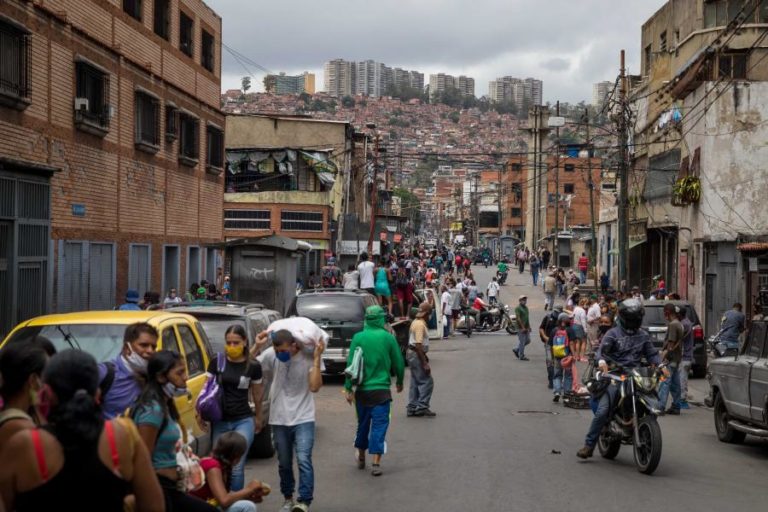 ASSOCIAÇÃO PORTUGUESA DISTRIBUI SOPA A CARENCIADOS DE CARACAS