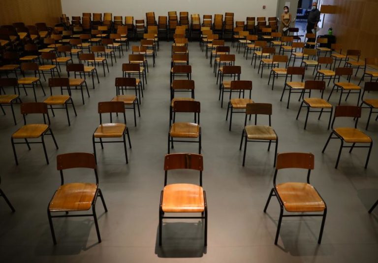 COVID-19: AUMENTO DE CASOS MOTIVA FECHO DE ESCOLAS DE SANTA CRUZ