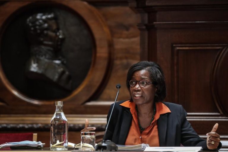 MINISTRA DA JUSTIÇA DEFENDE TER CONDIÇÕES PARA CONTINUAR NO CARGO E CRITICA “EMPOLAMENTO”
