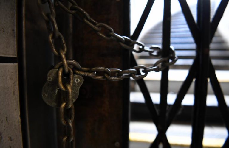 PRESIDENCIAIS: MESA DE MORGADE, MONTALEGRE, BLOQUEADA COM CADEADOS E CONTENTORES