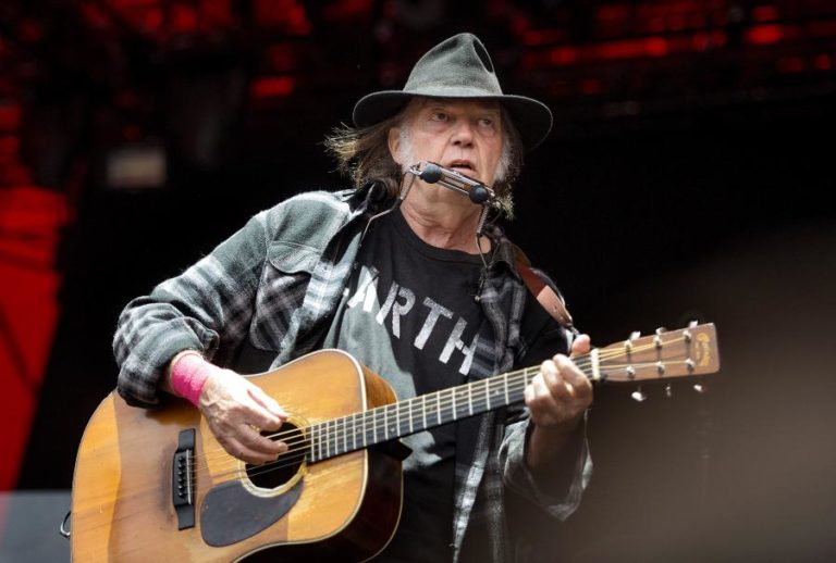 MÚSICO NEIL YOUNG VENDEU DIREITOS DE METADE DO CATÁLOGO A FUNDO BRITÂNICO
