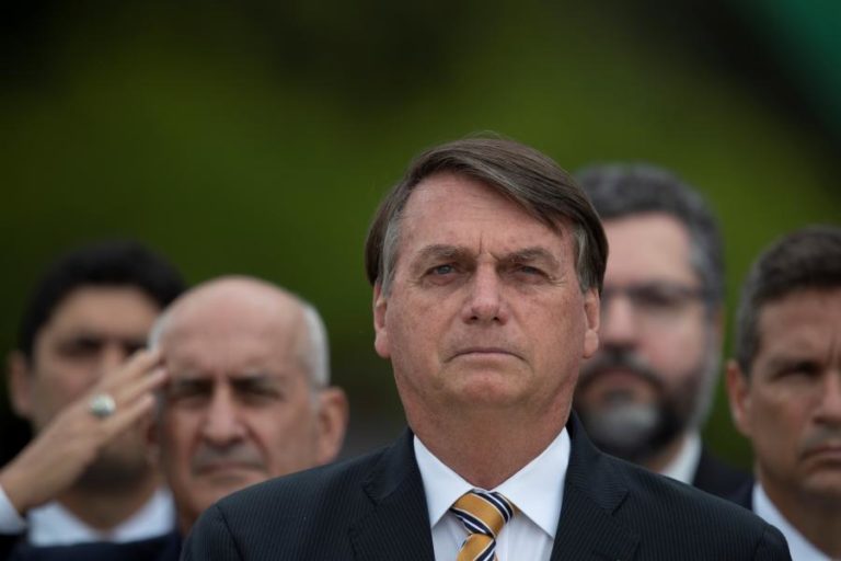 COVID-19: JAIR BOLSONARO DIZ QUE FORÇAS ARMADAS DECIDEM “DEMOCRACIA OU DITADURA”