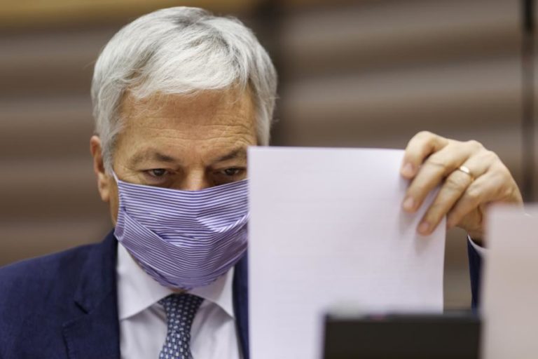 COMISSÁRIO RECEBEU “CLARIFICAÇÕES” DE VAN DUNEM MAS REMETE ANÁLISE PARA CONSELHO