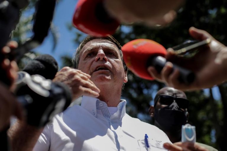 COVID-19: BOLSONARO DIZ QUE VACINA CORONAVAC “É DO BRASIL, NÃO É DE NENHUM GOVERNADOR”