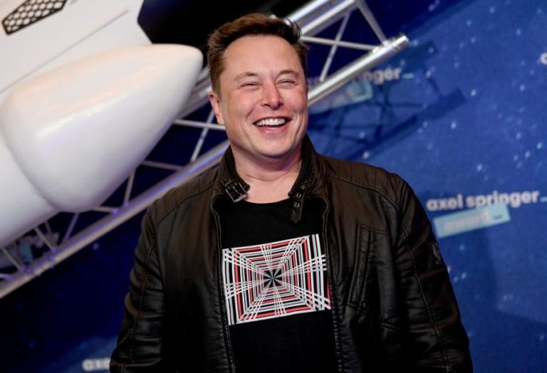 ELON MUSK, FUNDADOR DA TESLA, É O HOMEM MAIS RICO DO MUNDO – BLOOMBERG