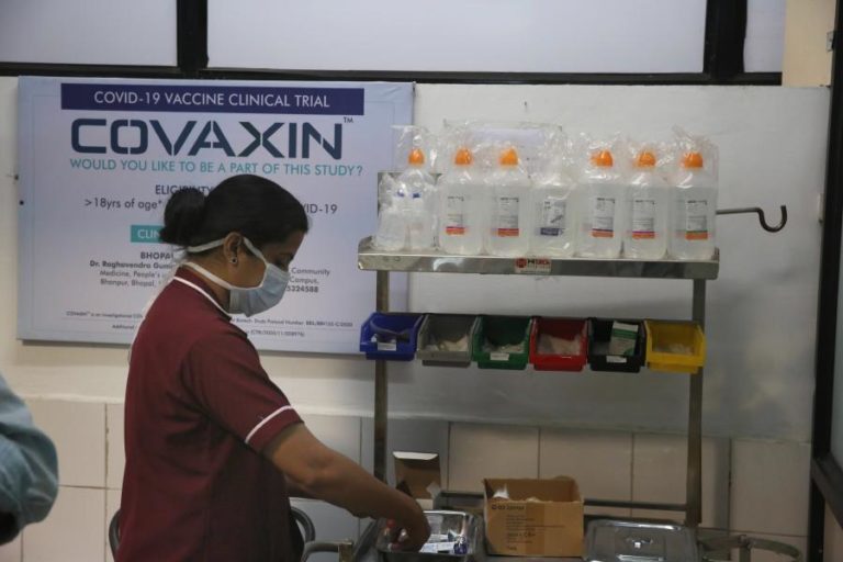 COVID-19: VACINAÇÃO NA ÍNDIA ARRANCA NO SÁBADO COM CRÍTICAS À VACINA LOCAL