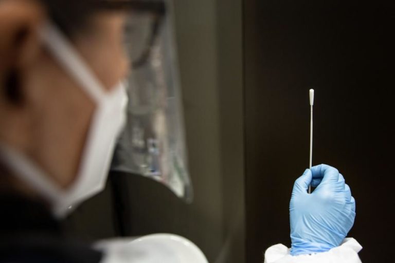 COVID-19: PERDA DE OLFATO ATINGE MAIS OS DOENTES LIGEIROS, SEGUNDO ESTUDO