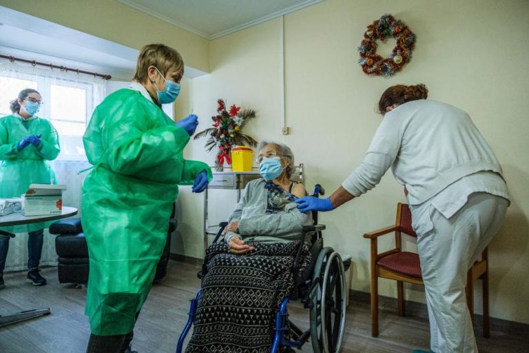 COVID-19: MAIS DE 100 MIL PESSOAS JÁ FORAM VACINADAS EM PORTUGAL