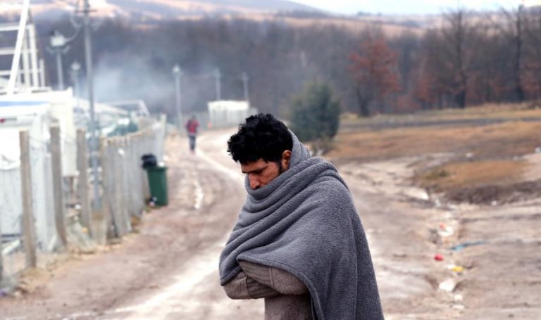 ALBÂNIA RESGATA BARCO COM 50 REFUGIADOS SÍRIOS QUE SE DESLOCAVAM PARA ITÁLIA