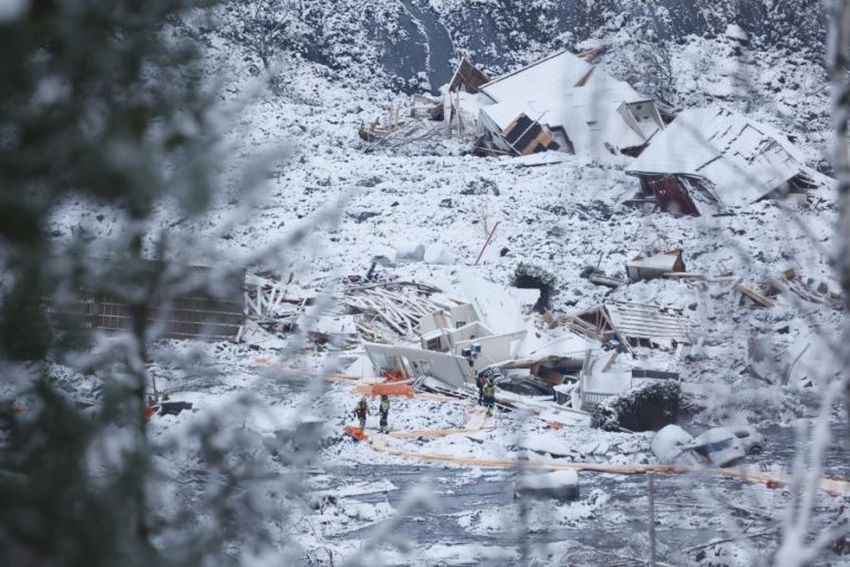 EQUIPAS DE SALVAMENTO RETIRAM TRÊS CADÁVERES DEPOIS DE DESLIZAMENTO DE TERRAS NA NORUEGA