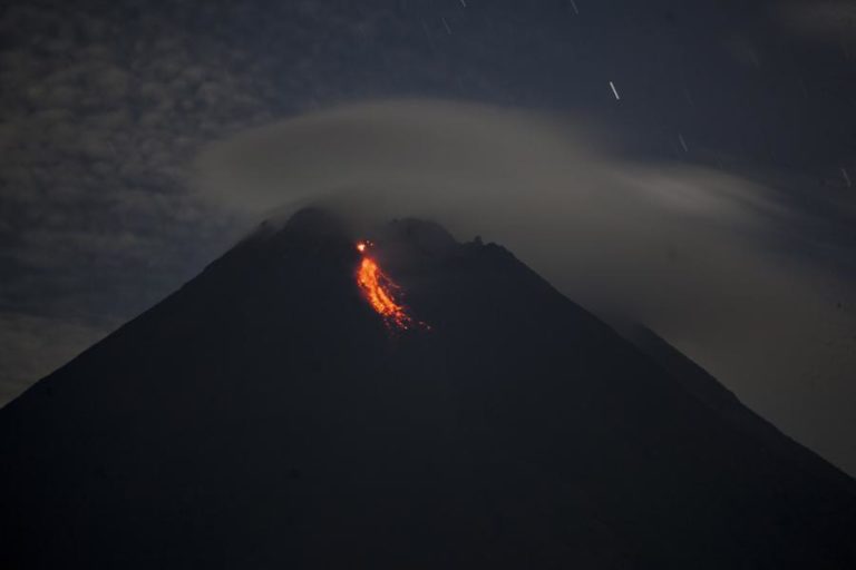 AUTORIDADES INDONÉSIAS EMITEM ALERTA APÓS ERUPÇÃO DO VULCÃO MERAPI
