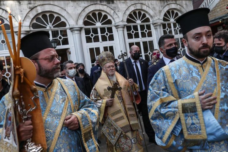 POUCOS NA TURQUIA DEVIDO A EPIDEMIA MAS MILHARES NA BULGÁRIA CELEBRAM A EPIFANIA ORTODOXA