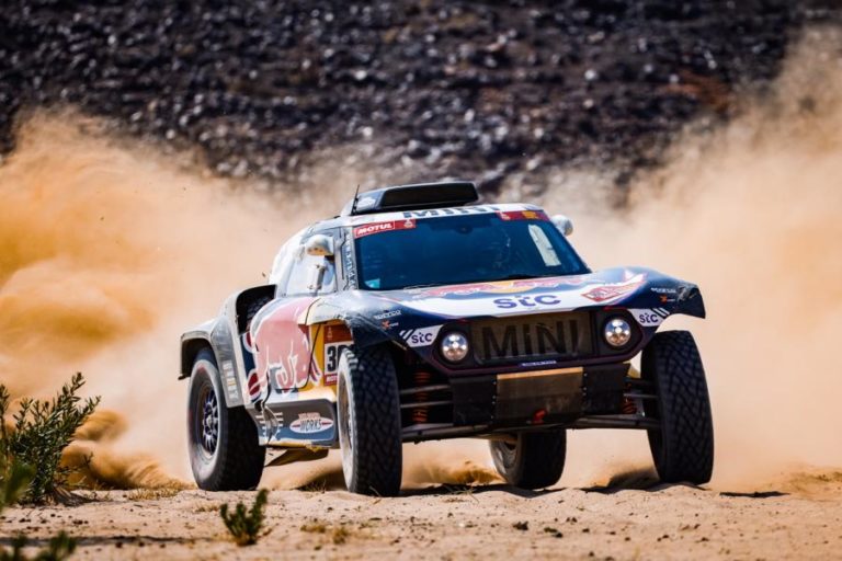 DAKAR2021: SAINZ BISA NOS CARROS MAS PETERHANSEL MANTÉM LIDERANÇA