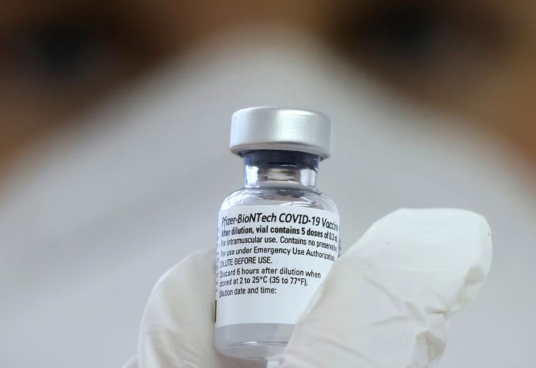 COVID-19: PFIZER ATRASA ENTREGA DE VACINAS NA EUROPA PARA MELHORAR PRODUÇÃO