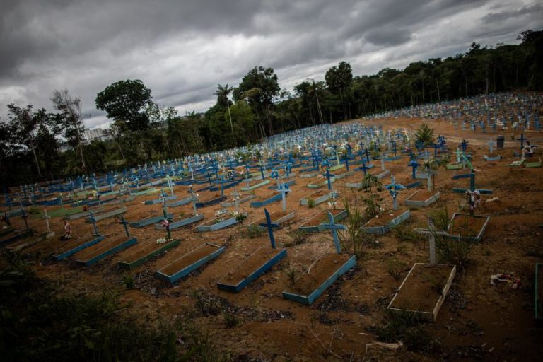 COVID-19: BRASIL SUPERA 214 MIL MORTOS E APROXIMA-SE DOS 8,7 MILHÕES DE CASOS