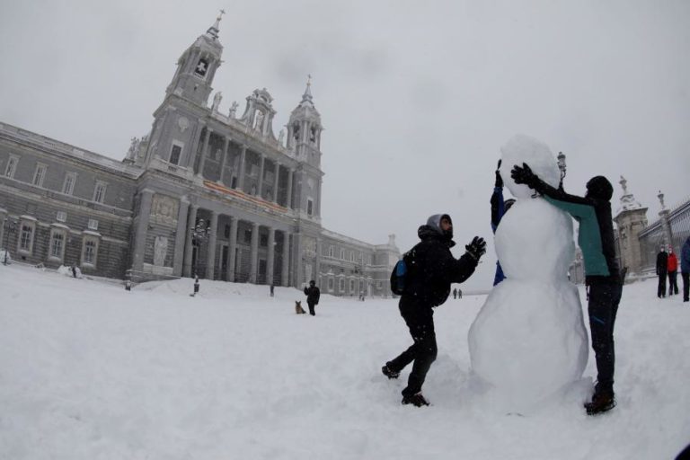 MADRID PEDE AJUDA AO GOVERNO CENTRAL PARA RESPONDER À TEMPESTADE DE NEVE